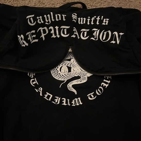 Taylor Swift Reputation Stadium Tour 2018 Hoodie - Picture 3 of 3